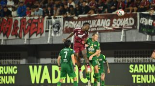 Gelandang Psm Makassar, Gledson Paxiao Melompat Tinggi Dan Menyundul Bola Dengan Pengawalan Ketat Pemain Persebaya Surabaya Pada Laga Tunda Pekan Ke-4 Super League 2025-2026, Di Stadion Bj Habibie, Parepare, Sabtu (6/12/2025). (Dok Psm Makassar)