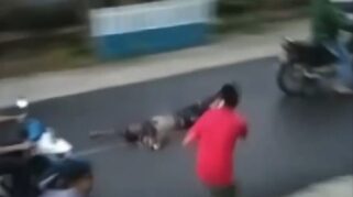 Potongan Video Pria Di Gowa Diseret Beramai-Ramai Oleh Warga, Rabu (3/12). (Foto: Potongan Video Viral)