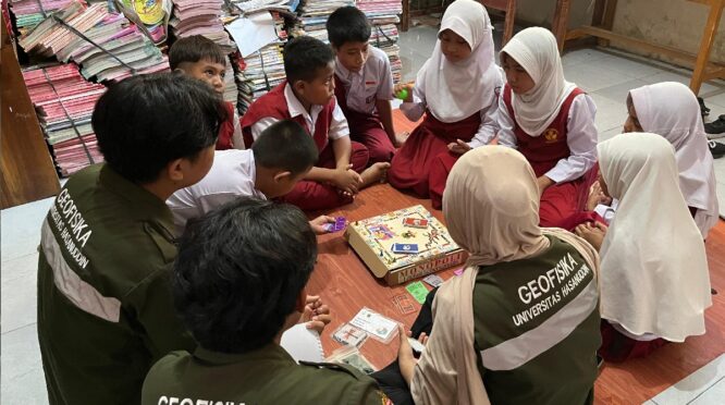 Unhas Bersama Bpbd Makassar Melaksanakan Program Sahabat Anak Lewat Afirmasi Tentang Aman Bencana.