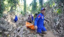 Evakuasi Korban Meninggal Akiban Banjida Dan Tanah Longsor Di Beberapa Wilayah Di Aceh. (Foto: Bnpb)