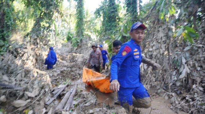 Evakuasi Korban Meninggal Akiban Banjida Dan Tanah Longsor Di Beberapa Wilayah Di Aceh. (Foto: Bnpb)