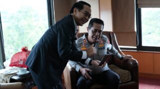 Rektor Unhas, Prof Jamaluddin Jompa Dan Kapolda Sulsel Irjen Pol. Djuhandhani Rahardjo Puro. (Foto: Unhas)