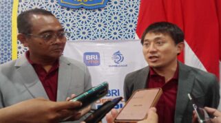 Manager Corporate Shared Value I-League, Hanif Marjuni Dan General Manager Kompetisi Dan Operasional I-League, Takeyuki Oya Saat Diwawancarai Di Kampus Unismuh Makassar, Jumat (5/12). (Foto: Rastranews/Rio)