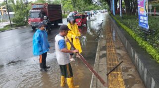 Petugas Drainase Kota Makassar