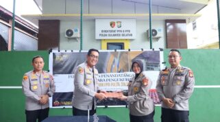 Kapolda Sulsel Saat Mengukuhkan Direktorat Reserse Ppa Serta Ppo Dalam Upacara Yang Digelar Di Lapangan Tenis Mapolda Sulsel, Jumat (5/12/2025). (Foto: Rastranews/Humas)