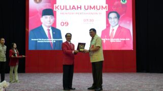 Menteri Pertahanan Republik Indonesia, Jenderal Tni (Purn) Sjafrie Sjamsoeddin Bersama Rektor Unhas, Prof Jamaluddin Jompa. (Foto: Unhas)