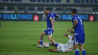 Pemain Persib Bandung Marc Klok Menggiring Bola Saat Mengahadapi Borneo Fc. (Dok. Persib Bandung)