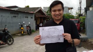 Seorang Warga Balang Baru, Kecamatan Tamalate, Kota Makassar Protes Tak Masuk Dpt Dan Tidak Bisa Mencoblos.