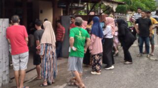 Warga Rw 10 Kelurahan Balang Baru, Tamalate, Kota Makassar Menunggu Lama Proses Pemilihan Karena Surat Suara Terlambat Datang, Rabu (3/12/2025).